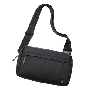 Black shoulder bag with a strap on a white background, featuring the Arctic Hunter brand.